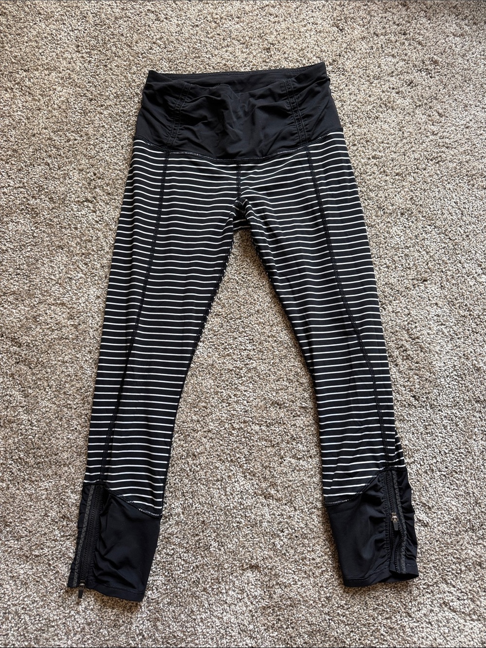 Striped Lululemon cropped leggings with ankle zipper sz 4